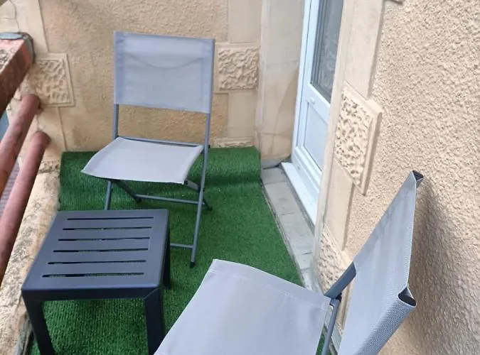 Apartament ++++ 70m2 Avec Balcon, A 200 M Et Rue Pietonne A 300 M ++++ *